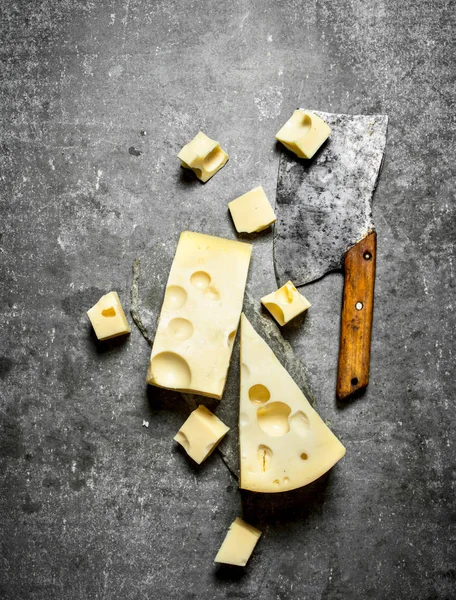 Topór i kawałki świeżego sera. — Zdjęcie stockowe