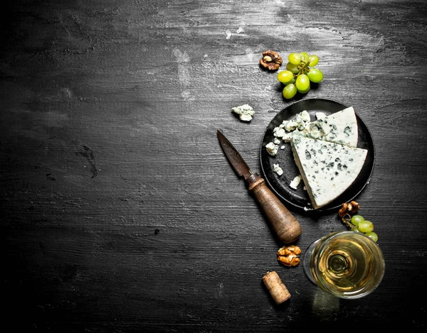 Dilim peynir ile beyaz şarap — Stok fotoğraf
