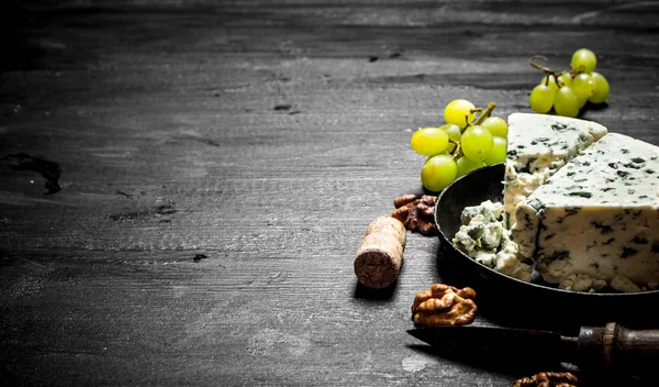 mavi peynir, ceviz ve beyaz üzüm parça.