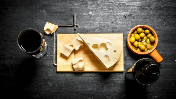 Dilim peynir ile şişe kırmızı şarap