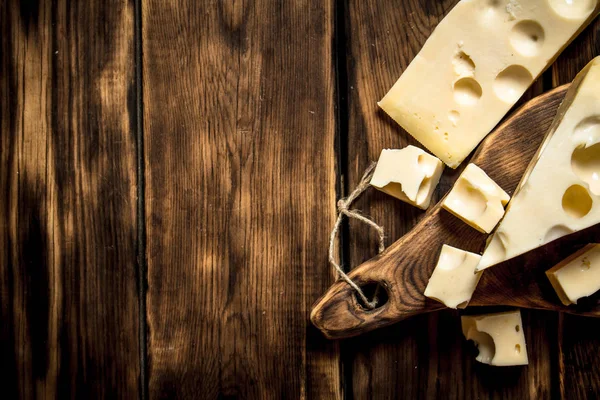 Kesme tahtası üzerinde taze peynir parçalarını.