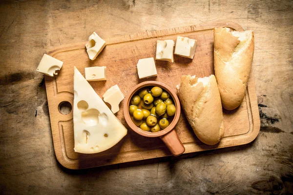 Ciabatta peynir ve gemide kokulu zeytin ile.