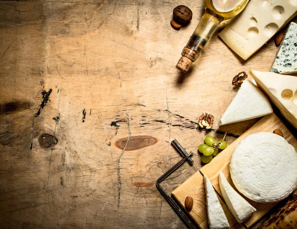 Белое вино с различными видами сыра . — стоковое фото