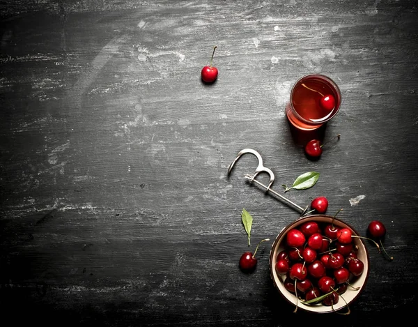 Cerezas frescas en la copa y jugo en el vaso . — Foto de Stock
