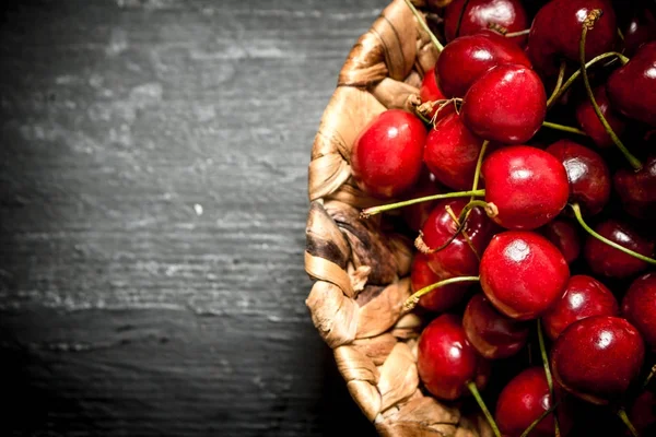 Cerise dans le panier . — Photo