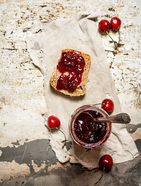 Le sandwich à la confiture de cerises acides . — Photo