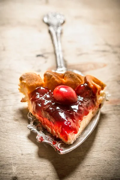 Morceau de tarte aux cerises fraîche . — Photo