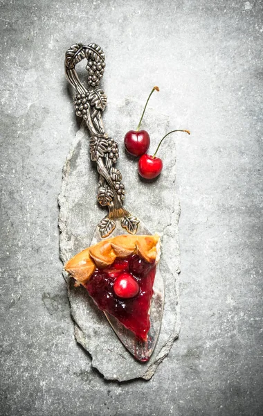 Pedazo de pastel de cereza . — Foto de Stock