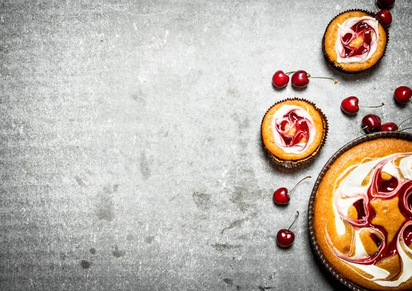 Tarta de cereza con crema agria —  Fotos de Stock