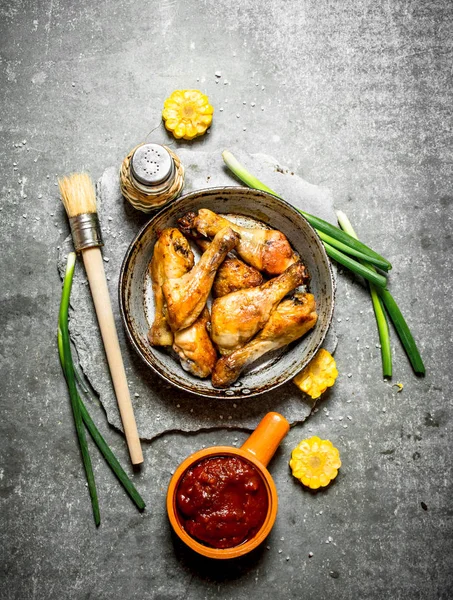 Fried chicken sebze ve domates sosu ile.