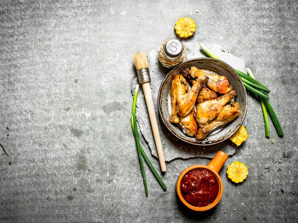 Fried chicken sebze ve domates sosu ile.