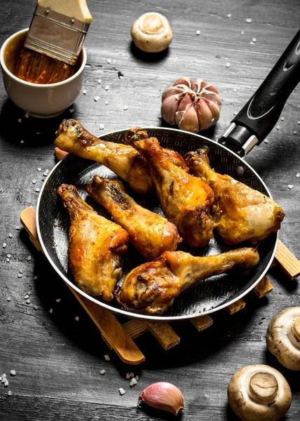 Kızarmış tavuk mantar, tavada sarımsak ve domates sos.