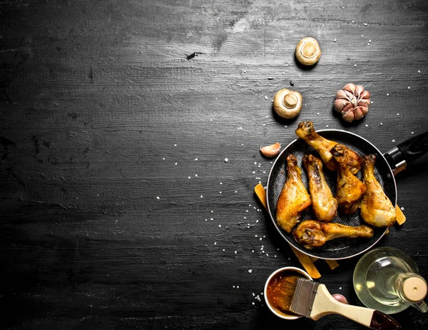 Kızarmış tavuk mantar, tavada sarımsak ve domates sos.