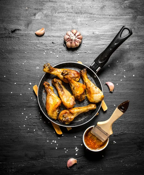 Sarımsak ve soslu kızarmış tavuk bacağı..