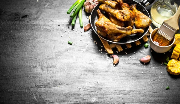 Kızarmış tavuk budu adet Mısır ve sos ile.