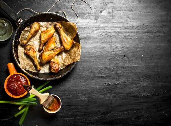 Tavuk budu domates sosu ve yeşil soğan ile.