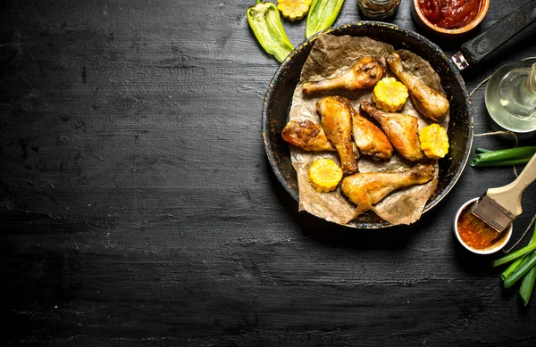 Kızarmış tavuk budu adet Mısır ve sos ile.