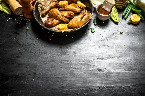 Kızarmış tavuk budu adet Mısır ve sos ile.