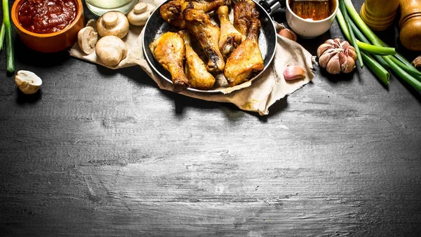 Kızarmış tavuk mantar, sarımsak, soğan ile