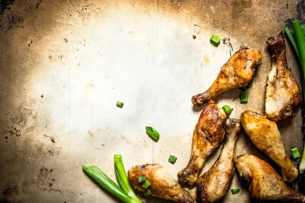 Kızarmış tavuk bacağı. .