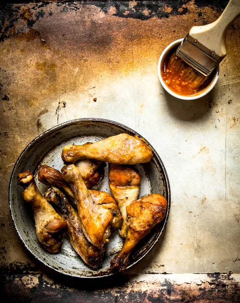 Bir tavada tavuk yerleştirin