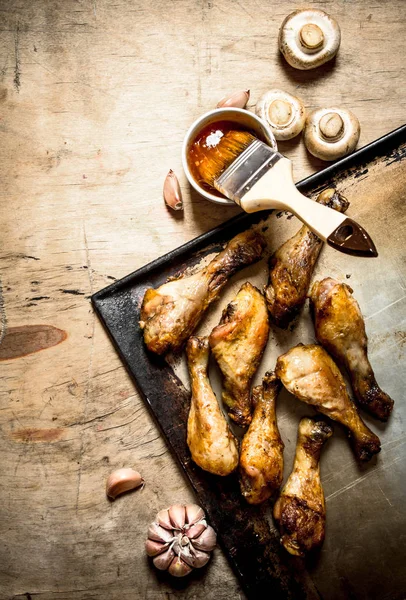 bir tavada kızarmış tavuk budu