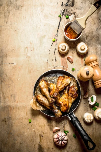 Domates soslu tavada kızarmış tavuk budu