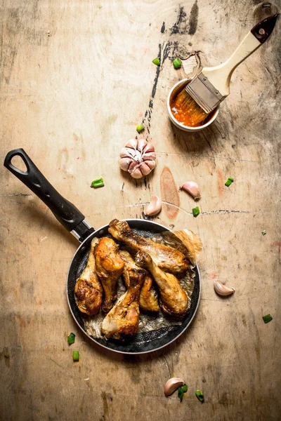 Baharatlı tavuk budu sarımsak ve domates sos ile.