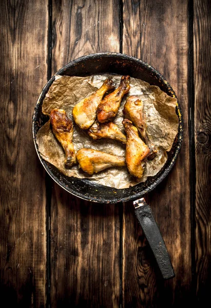 Tavada kızarmış tavuk budu.