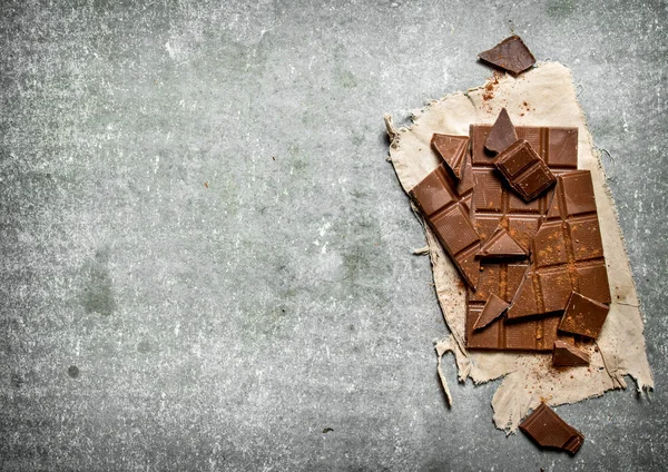 Eski kumaş üzerine çikolata.