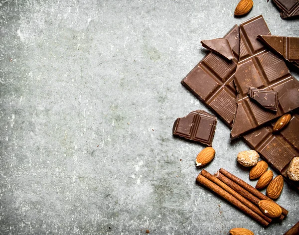 Çikolata tarçın ve badem ile.