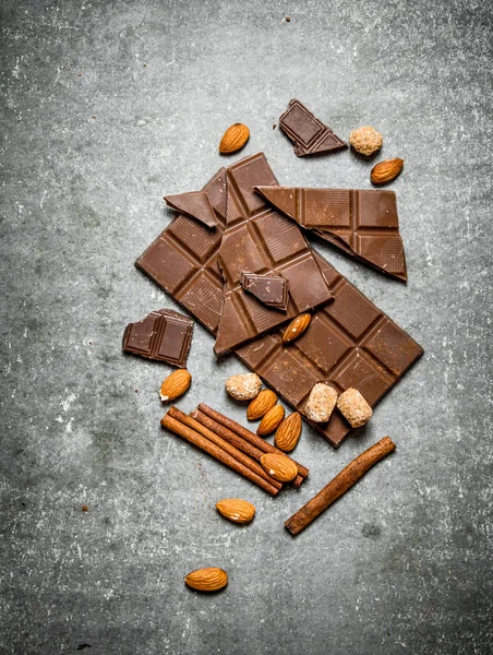 Çikolata tarçın ve badem ile.