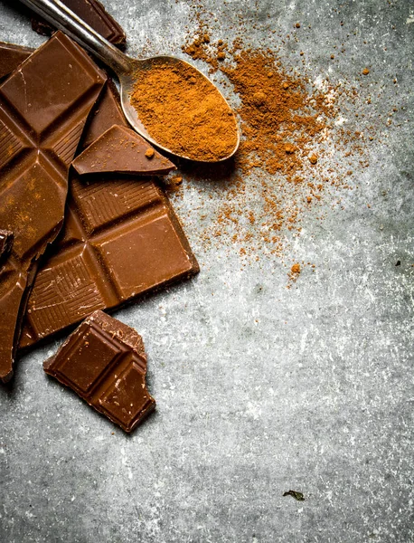 Çikolata ile kaşık kakao tozu.