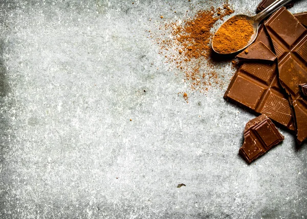 숟가락에 코코아 가루와 초콜릿. — 스톡 사진