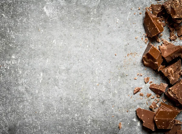 Kara çikolata parçaları..