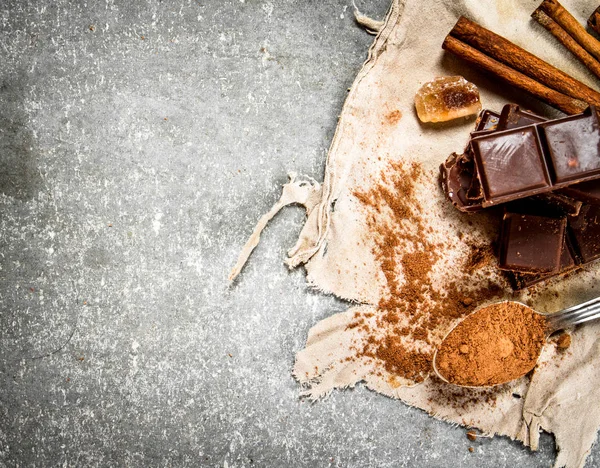 Tarçın ve kakao ile çikolata parçaları.