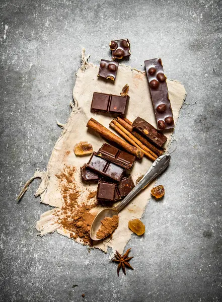 Tarçın ve kakao ile çikolata parçaları.