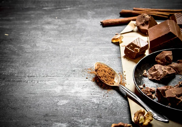 Milk chocolate with cocoa. — Stock Photo, Image