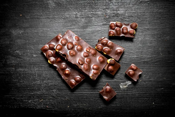 Bütün fındık çikolata parçaları .