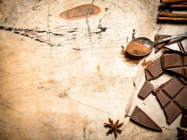 Pieces of milk chocolate with cocoa and cinnamon. — Stock Photo, Image