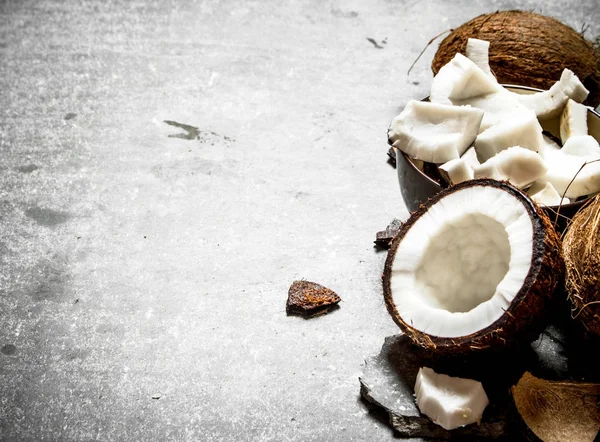 Bir kase ve bütün Hindistan cevizi hindistan cevizi hamuru.