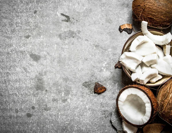 Bir kase ve bütün Hindistan cevizi hindistan cevizi hamuru.