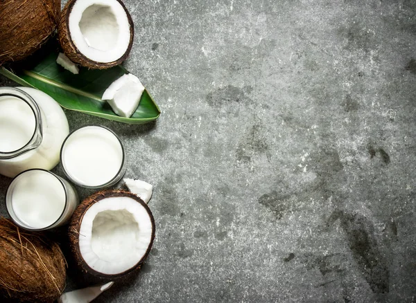 Bir kavanoz içinde Hindistan cevizi sütü