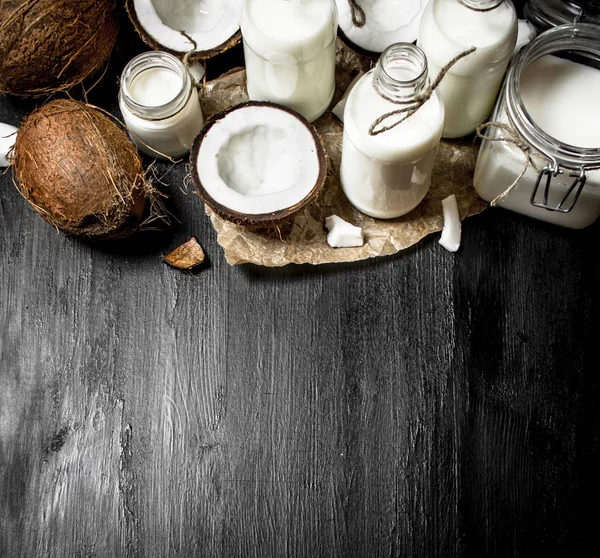 Hindistan cevizi sütü şişelerde.