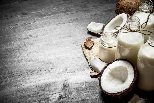 Hindistan cevizi sütü şişelerde.