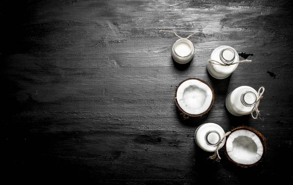 Hindistan cevizi sütü şişelerde.