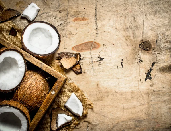 Eski bir kutu içinde taze hindistancevizi.