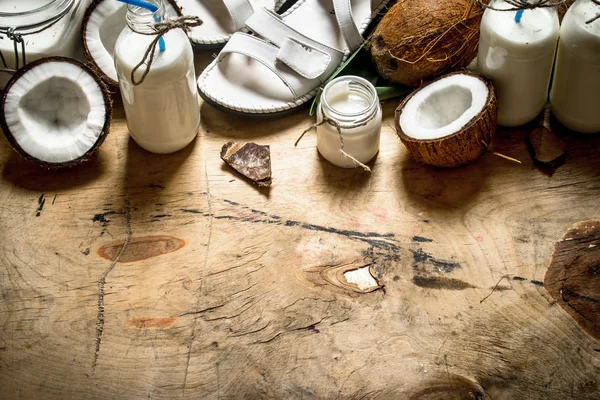 Yaz kokteyl. Hindistan cevizi sütü şişelerde.