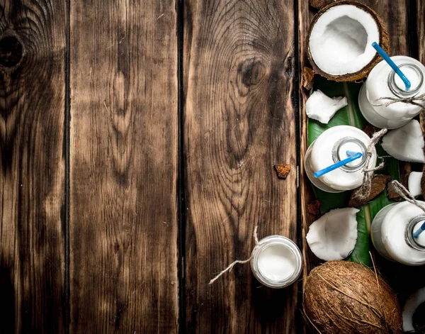 Hindistan cevizi sütü şişelerde.