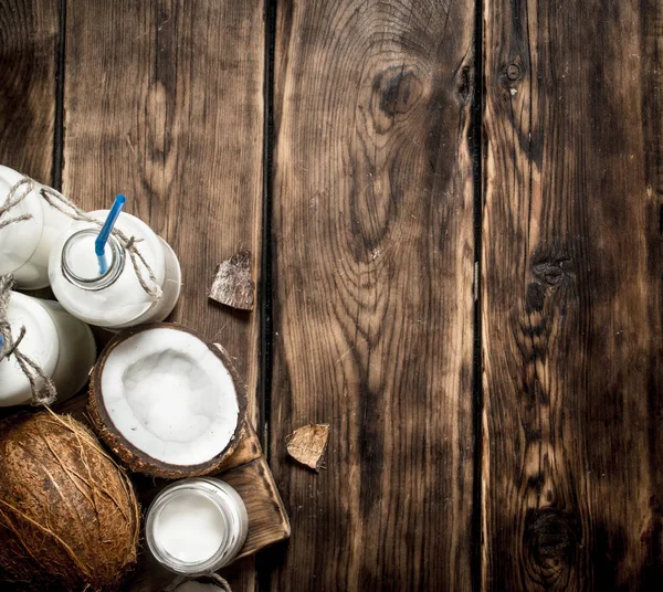 Hindistan cevizi sütü şişelerde.